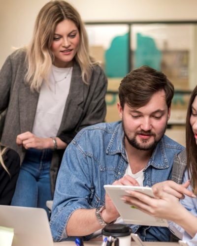 empresarios-hablando-de-un-nuevo-proyecto (Medium)